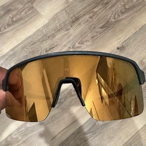 OAKLEY SUN GLASSES USED ONCE NEW CONDITION COMES WITH CLOTH AND CASE